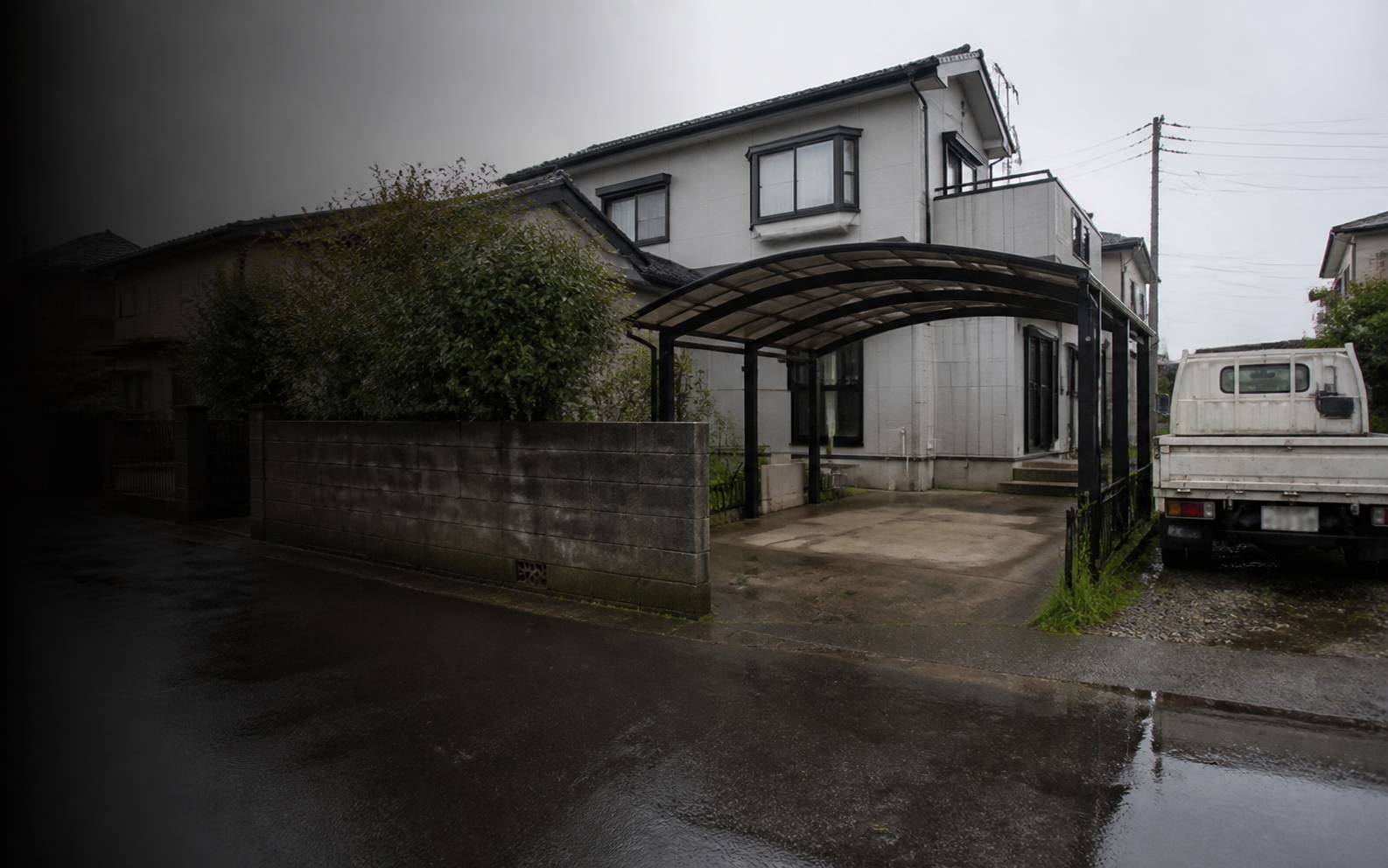 解体見積の商談用サンプル現場写真。カーポートと搬出経路が写っている